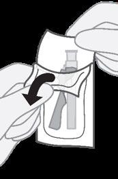 Mani che puliscono un flaconcino di vetro con un tampone imbevuto di disinfettante freccia nera indica il movimento