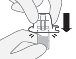 Mano che afferra un dispositivo per iniezione con ago protetto e freccia nera che indica la direzione di rimozione del cappuccio protettivo