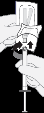 Mano che tiene una siringa preriempita con ago protetto da cappuccio, frecce indicano la rimozione del cappuccio protettivo per l