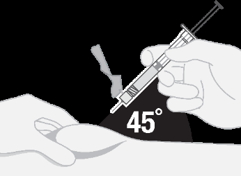 Mano che tiene una siringa inclinata a 45 gradi mentre l