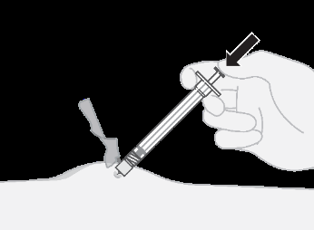 Mano che tiene una siringa pronta per l