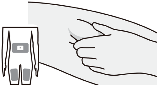 Mano che applica un cerotto adesivo su una zona del braccio indicata da un riquadro con aree grigie sottostanti