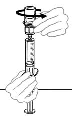 Mani che ruotano un dispositivo cilindrico collegato a una siringa graduata trasparente con stantuffo visibile