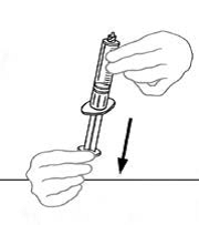 Mano che tiene una siringa preriempita sopra un iniettore a molla con freccia nera che indica la direzione di pressione