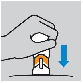 Mano che afferra un dispositivo autoiniettante con una freccia blu che indica la direzione di pressione