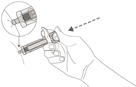 Mano che tiene un dispositivo di iniezione precompilato con ago visibile e ingrandimento del connettore