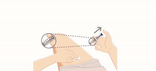 Mano che tiene una siringa pronta per l