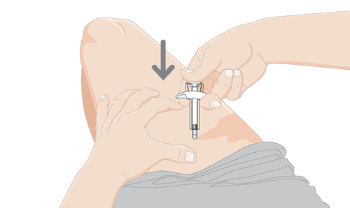 Mano che tiene un dispositivo per iniezione sottocutanea premendo l