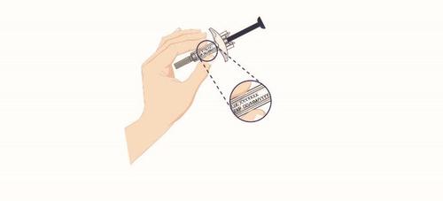 Mano che tiene una siringa preriempita con un cerchio che ingrandisce la scala graduata per la misurazione del volume