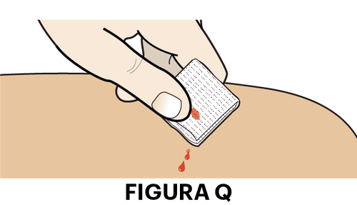 Mano che applica un cerotto su un piccolo punto di sanguinamento sulla pelle color pesca con tre gocce di sangue visibili