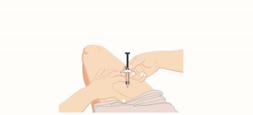 Mano che stringe una siringa con ago inserito nella coscia di una persona su una superficie bianca pieghettata