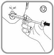 Mano che tiene una siringa preriempita con ago inserito nella guancia interna del paziente indicata da una freccia nera