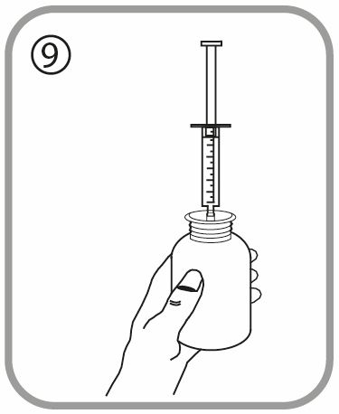 Mano che tiene una siringa sopra un flacone medicinale con tappo in gomma per prelevare il farmaco liquido