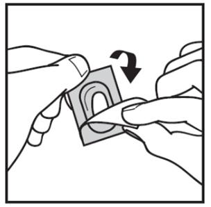 Mani che rimuovono un cerotto adesivo trasparente da un supporto grigio con freccia direzionale indicante l