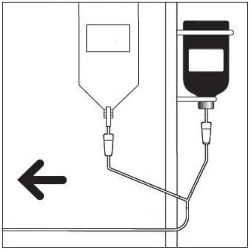 Sacca per infusione collegata a un tubo con regolatore e freccia nera che indica la direzione del flusso