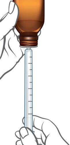 Mano che tiene una siringa trasparente con stantuffo e ago, collegata a un flaconcino di vetro ambrato per l