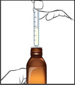 Mano che aspira liquido da una fiala marrone con una siringa trasparente graduata contenente del liquido chiaro