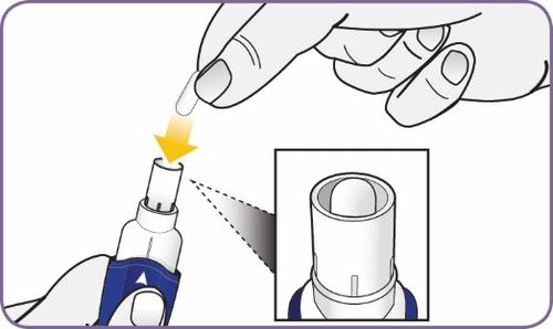 Mano che inserisce un ago di penna iniettabile in un dispositivo con una freccia gialla che indica la direzione e dettaglio ingrandito del connettore