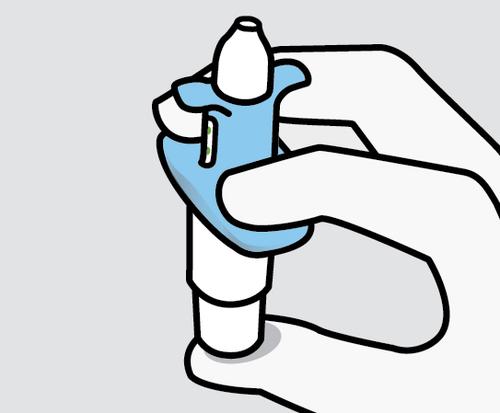 Mano che tiene un dispositivo medico blu e bianco con un cappuccio protettivo parzialmente rimosso pronto per l