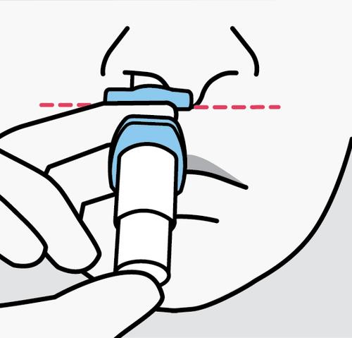 Dispositivo autoiniettante blu tenuto in mano con ago che perfora la pelle indicata da linea rossa tratteggiata