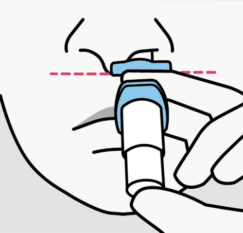 Mano che tiene un dispositivo autoiniettante blu premuto sulla pelle con linea rossa indicante il punto di iniezione