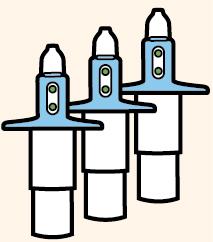 Tre penne autoiniettanti blu con pistoni bianchi e pulsanti verdi di attivazione