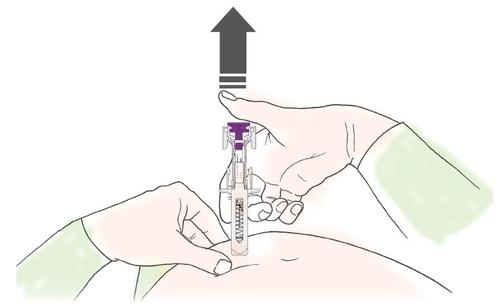 Mano che tiene una siringa precompilata mentre l