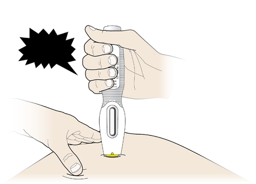 Mano che tiene un autoiniettore bianco e grigio premuto sulla coscia di una persona con un piccolo segno giallo di puntura