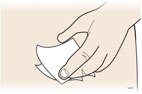 Mano che afferra e piega un foglio di carta bianco con linee nere su sfondo beige chiaro