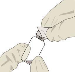 Mani con guanti che tengono una fiala di vetro trasparente con tappo grigio e una garza bianca per la pulizia