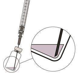 Siringa con ago che inietta liquido in un flaconcino, dettaglio ingrandito mostra l