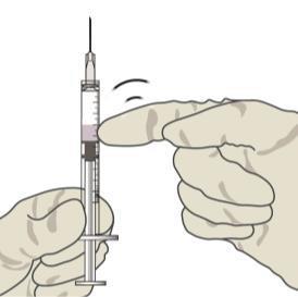 Mano che tiene una siringa preriempita con liquido rossastro e ago esposto pronta per l