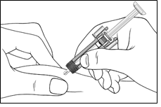 Mano che afferra una siringa preriempita con l