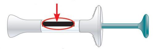 Siringa preriempita con stantuffo nero evidenziato da un cerchio rosso, corpo bianco e ago blu, vista laterale