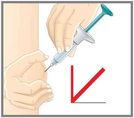 Mano che tiene una siringa pronta per l