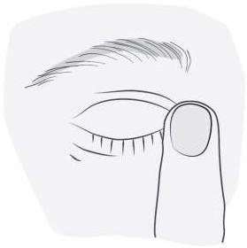 Occhio chiuso con un dito che tira delicatamente verso il basso la palpebra inferiore per applicare gocce o unguento