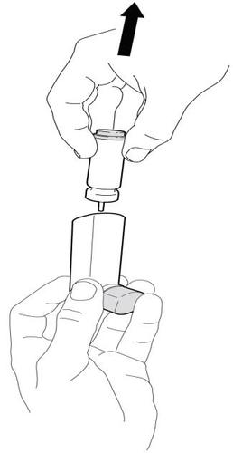 Mano che tiene un dispositivo penna per iniezione con ago avvitato e cappuccio protettivo inferiore freccia nera indica direzione