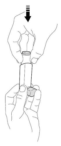 Mani che tengono una fiala medicinale con un tappo grigio e un dispositivo di trasferimento nero sopra