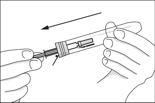 Mani che tengono una siringa preriempita con l