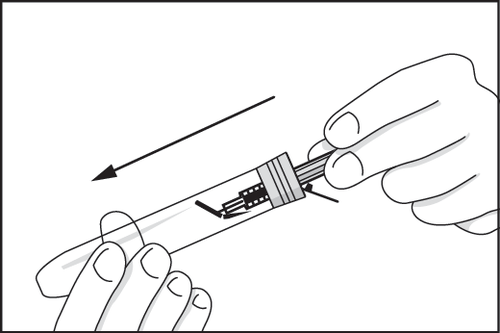 Mano che afferra un dispositivo medico con un ago sporgente e una freccia che indica la direzione di inserimento