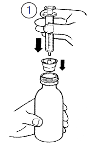 Mano che tiene una siringa sopra un flacone medicinale con un tappo, frecce nere indicano la direzione di inserimento e preparazione all