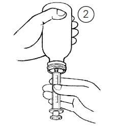 Mano che tiene una fiala di vetro con una mano e tira il pistone di una siringa collegata alla fiala con l