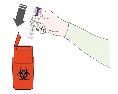 Mano che inserisce una penna precompilata in un contenitore rosso per rifiuti biologici con simbolo di biohazard