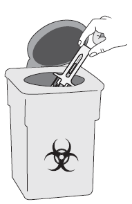 Mano che getta una siringa usata in un contenitore per rifiuti speciali con simbolo di rischio biologico nero su sfondo bianco