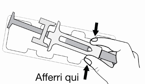 Mano che afferra una penna per insulina con l