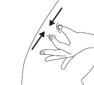 Mano che pizzica la pelle con due dita e freccia nera che indica il punto di iniezione sottocutanea sul fianco