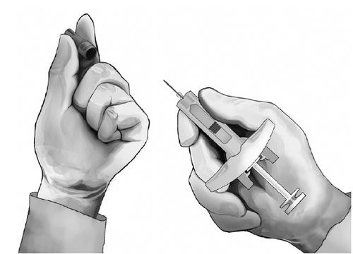 Mano con guanto che tiene una siringa preriempita e un dispositivo di sicurezza bianco a forma di scudo