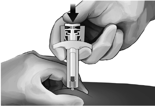 Mano che tiene un autoiniettore con l