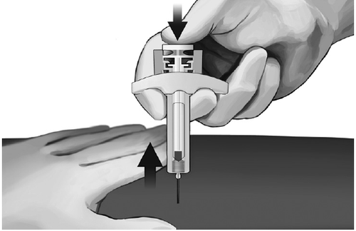 Mano che tiene un dispositivo per iniezione auto-iniettante premuto sulla coscia con frecce che indicano la direzione della pressione