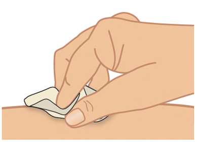 Mano che applica un cerotto adesivo sulla pelle chiara del braccio con un movimento delicato